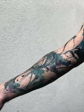 Tatuaj abstract cu maneca