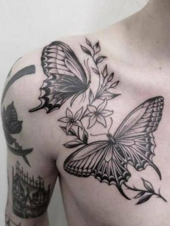Tatuaż motyl i kwiat 
