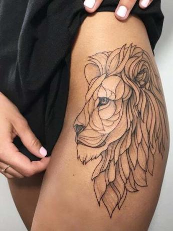 幾何学的なライオンのタトゥー
