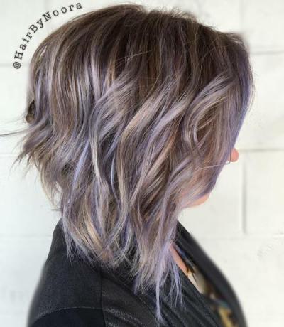 Šviesiai rudi plaukai su pasteliniu purpuriniu atspalviu