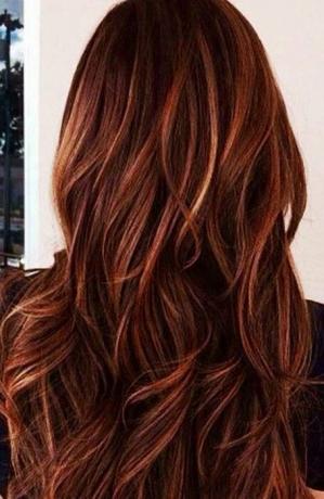 Κόκκινες και ξανθές ανταύγειες στα σκούρα μαλλιά