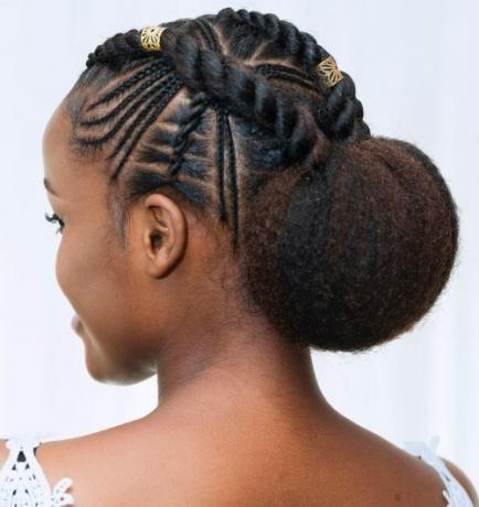 Peinado para mujeres negras con trenzas cornrow y giros