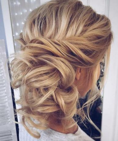 „Loose Messy Updo“
