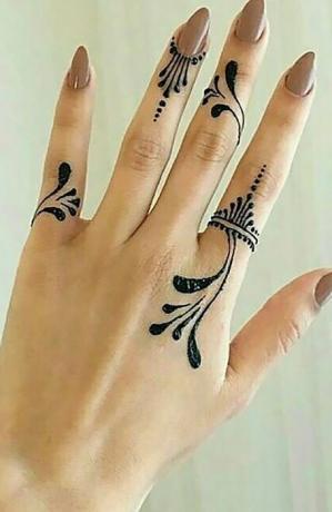 Tatuaje cu degetele Henna