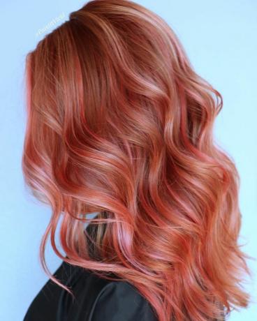 Hrdzavé červené vlasy s ružovými odleskami
