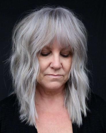 Corte de pelo de pelo largo hasta los hombros para mujeres mayores de 60 años