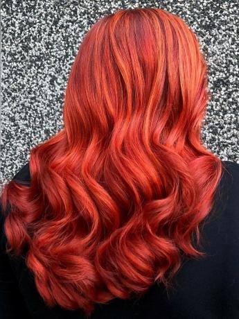 Ярко-розовые красные волосы с мелированием