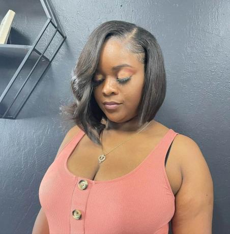 Asimetrisks matu griezums ar robainiem galiem afroamerikāņu sievietēm