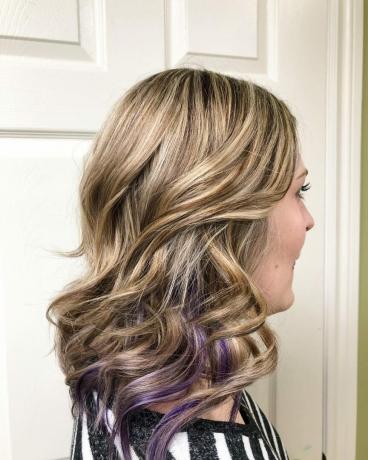Šviesūs plaukai su purpuriniais akcentais apačioje