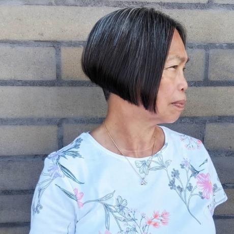 a-line dengan undercut untuk wanita berusia di atas 60 tahun dengan rambut tebal