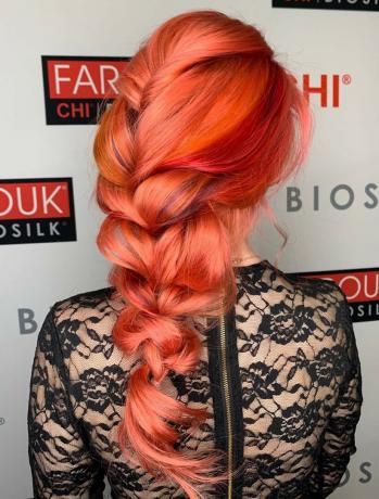 赤いハイライトのネオンピンクの髪