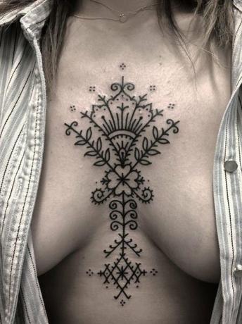 Tatuaż z henny w klatce piersiowej