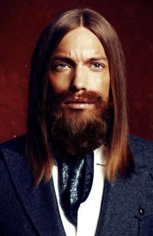 Uzun Düz Saçlı Erkek Orta Kısmı