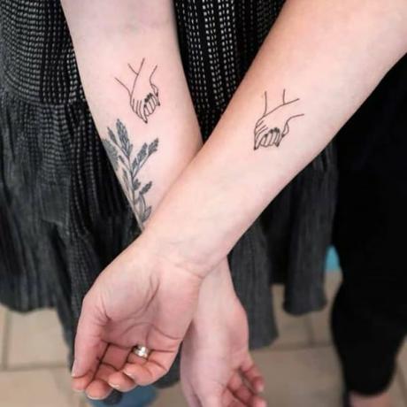 Handen vasthouden tatoeage
