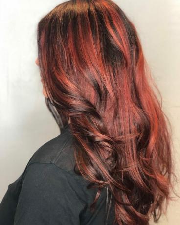 Røde høydepunkter på mørkbrunt hår