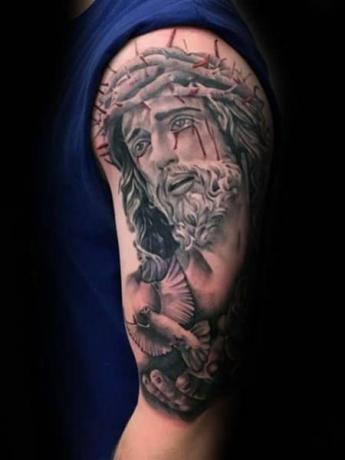 Tatuaż na ramieniu Jezusa 
