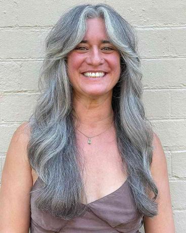 Midterste del Sølv langt hår til kvinder over fyrre