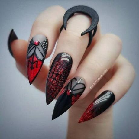 Červené a čierne halloweenske nechty