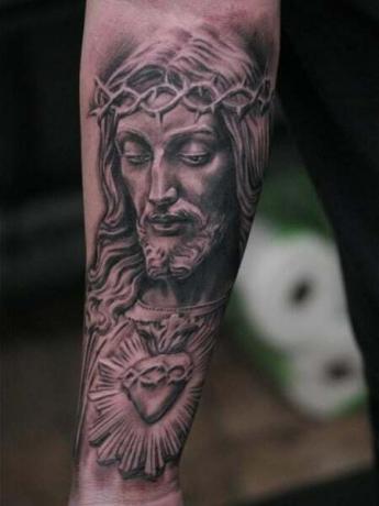 Tatouage de bras de Jésus