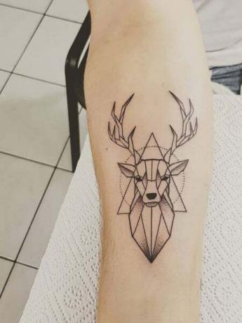 Tatuaje de ciervo geométrico1