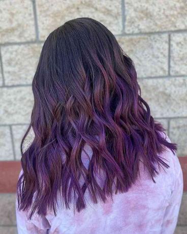 Půlnoční fialová balayage ombre na středně dlouhé tmavé vlasy