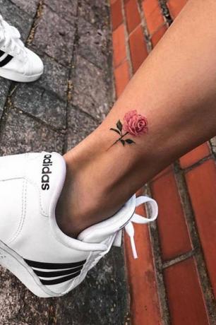 Tatuaggio Rosa Alla Caviglia