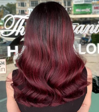 Tmavočervené fialové vlasy s tmavými korienkami