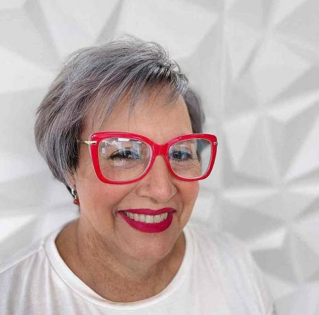 Kurzer Bixie-Schnitt für ältere Frauen über 50 mit Brille