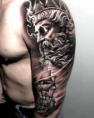 Tatuaż greckiego boga z pół rękawa