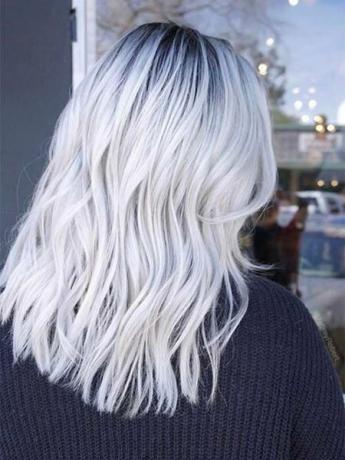 Сребрна пастелна коса