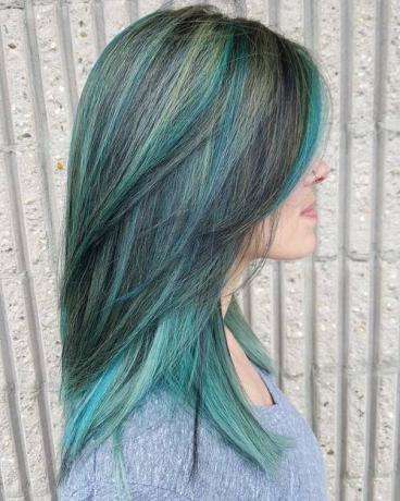 Balayage verde azulado para cabello negro