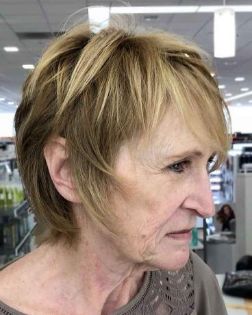 Corte de pelo largo texturizado para 60 años