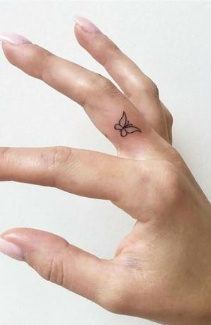 Perhonen sormen tatuointi