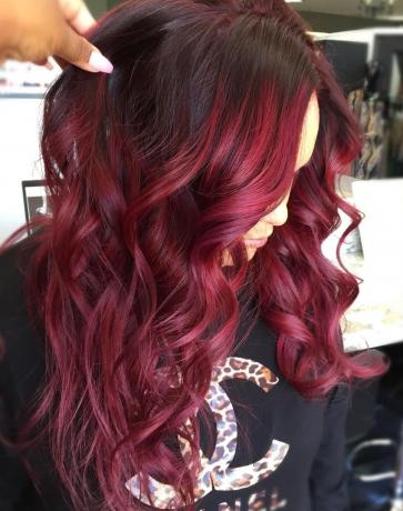Elegantná jemne karmínová červená farba vlasov