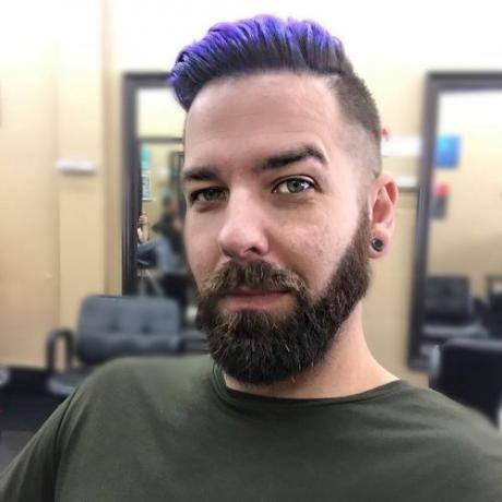 Krátke fialové vlasy a plná brada
