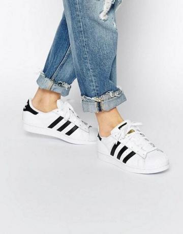 „Adidas Originals Superstar“ baltos ir juodos spalvos sportbačiai