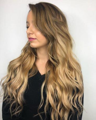 Schönes hellbraunes Haar mit Karamell-Highlights