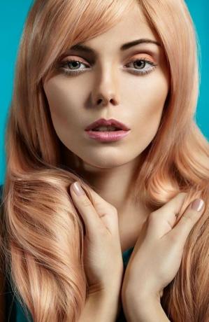 Růžově zlaté vlasy s platinovými blond odstíny