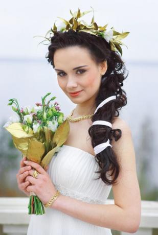 sidofrisyr med blommor för strandbröllop