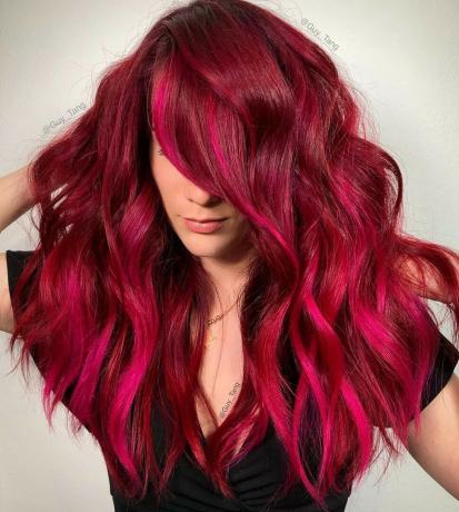 Rude włosy z różowymi pasemkami