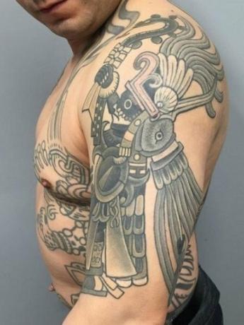 Aztécke tetovanie boha slnka pre mužov