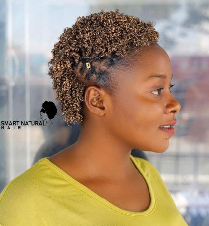Ošišana zlatnoplava afro kosa