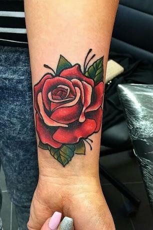 Tatuaje De Rosa Tradicional