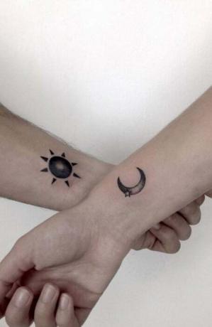 Auringon ja kuun ranteen tatuointi 