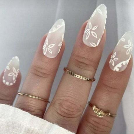 Бели цветни нокти
