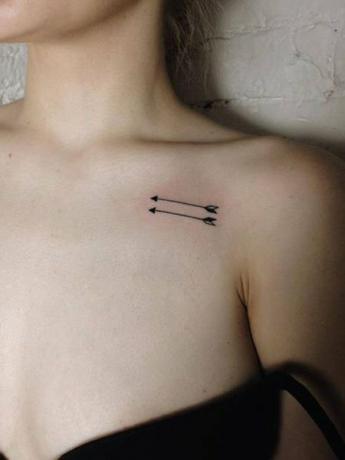 Татуировка на гърдите със стрела