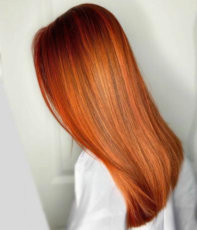 Rødt oransje hår med mørke røtter