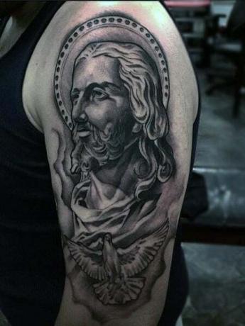 Tatuaje en el hombro de Jesús