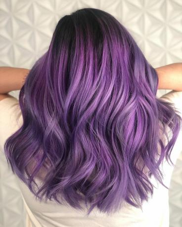 Couleur de cheveux violette à balayage 