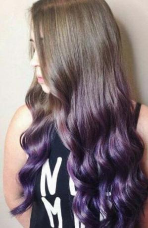 Likaiset vaaleat hiukset violeteilla kärjillä (1)